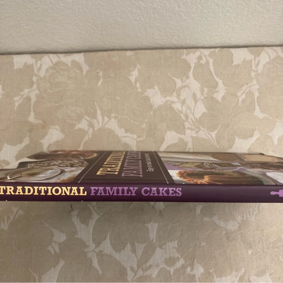 Traditional Family Cakes Easy-to-make Classic Favorites Book 2011 - Picture 3 of 7